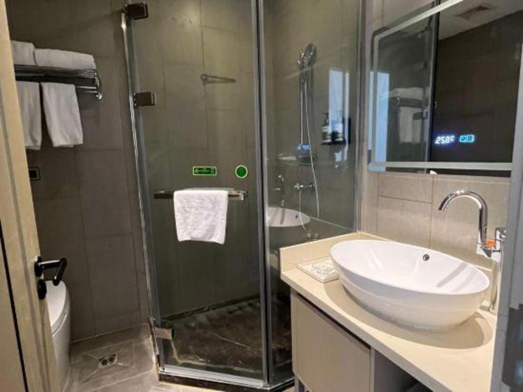 Vienna Changping Metro Station Hotel